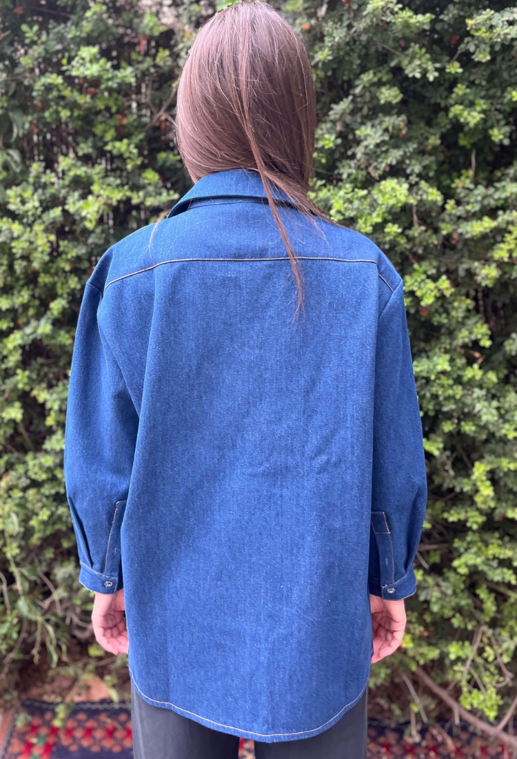 חולצת אורי ג׳ינס בצבע כחול