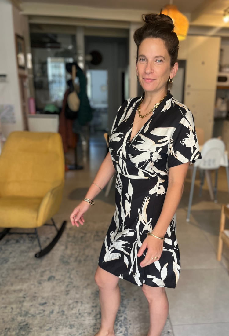 שמלת נור מעטפת קצרה בצבע שחור עם פרחים לבנים