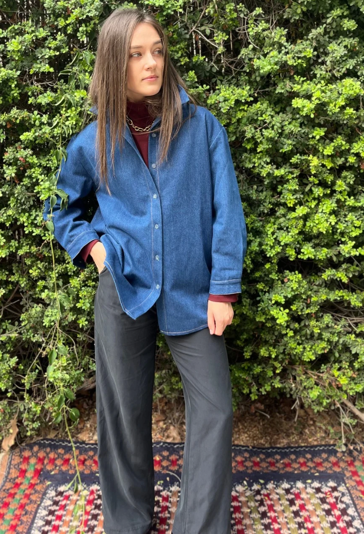 חולצת אורי ג׳ינס בצבע כחול