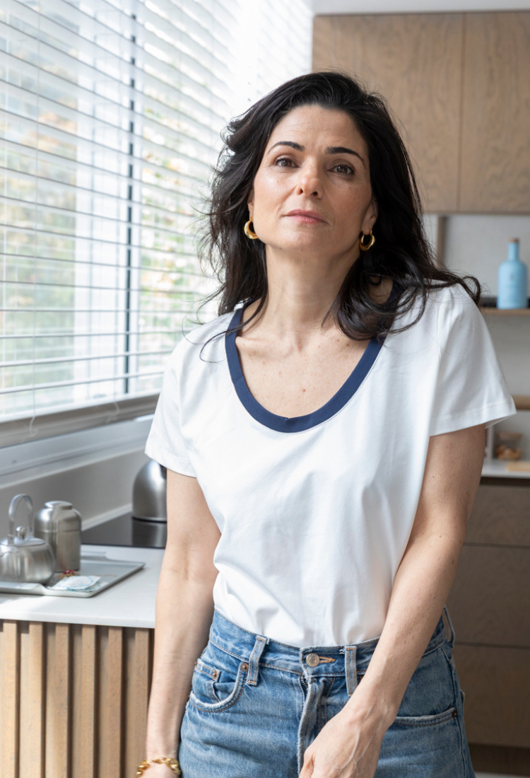 חולצת איילת לבנה מפתח כחול