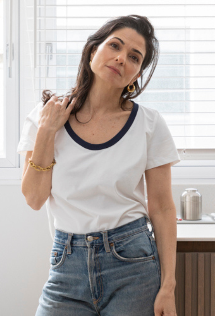 חולצת איילת לבנה מפתח כחול