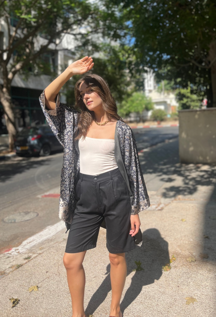 קימונו תום בצבע כחול כהה עם פרינט פרחוני