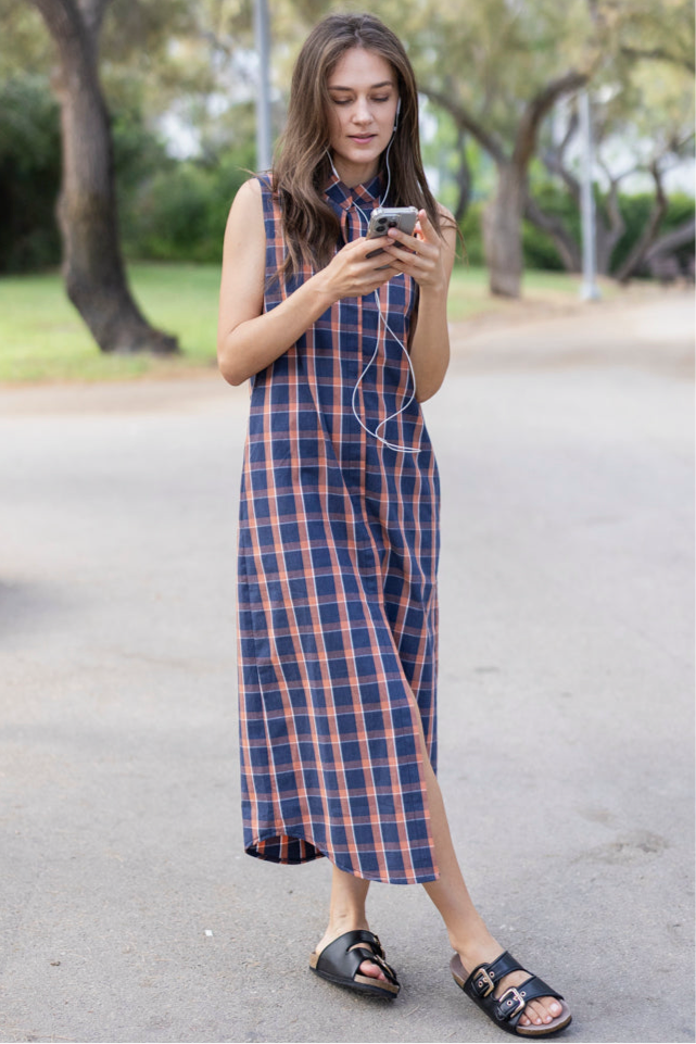 שמלת מיה מקסי משבצות כחול אדום