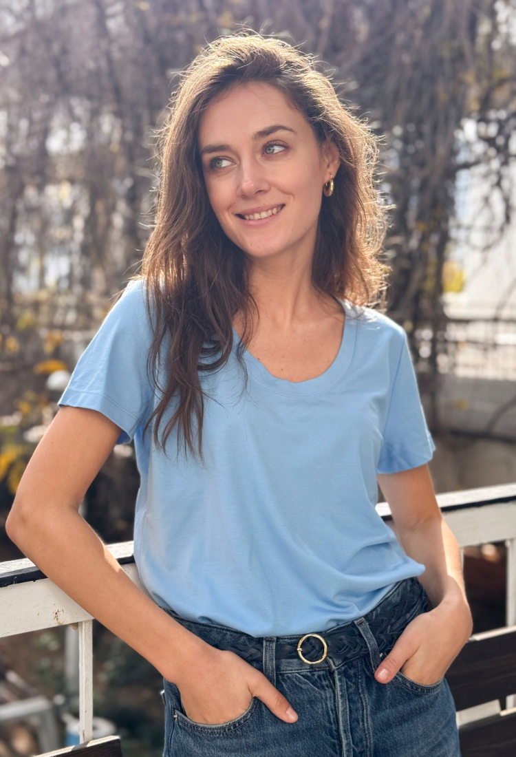 חולצת איילת שרוול קצר בצבע תכלת