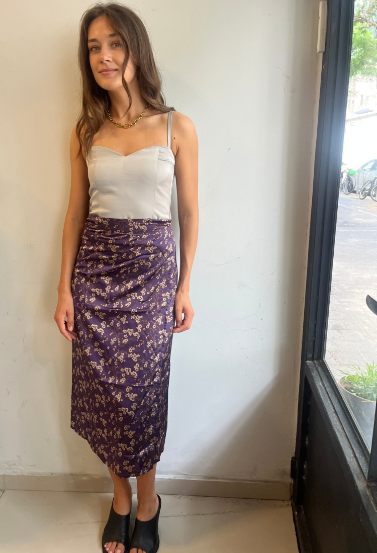 חצאית לי סגולה עם פרינט פרחים בצבע אפור כסף