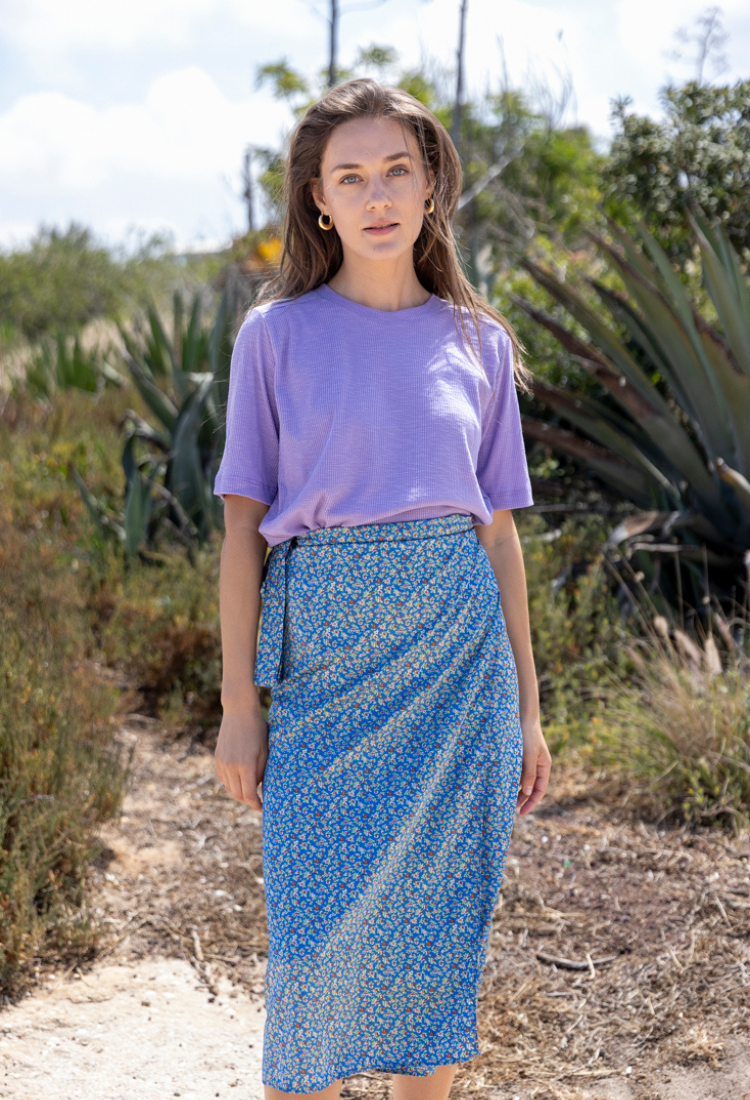 חצאית לי מעטפת בצבע תכלת עם הדפס פרחוני