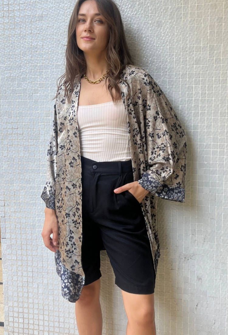 קימונו תום בצבע אבן עם פרינט פרחוני