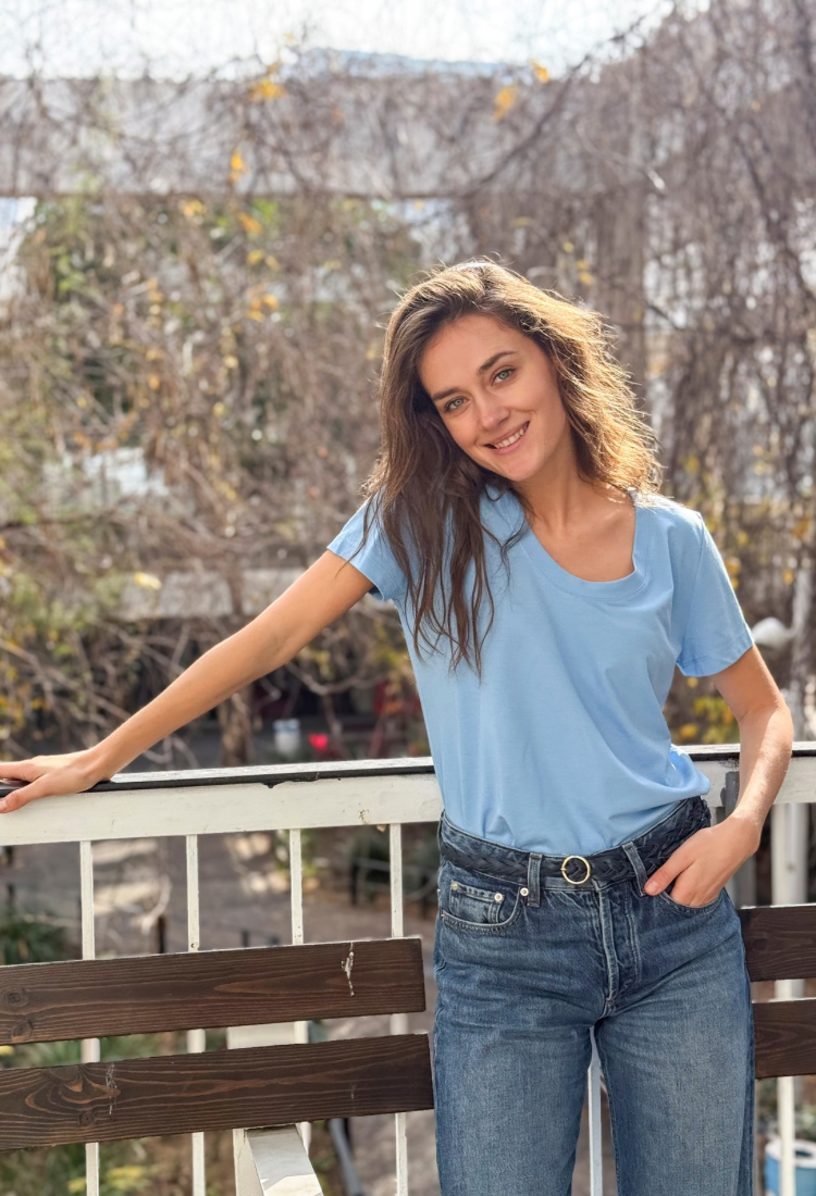 חולצת איילת שרוול קצר בצבע תכלת