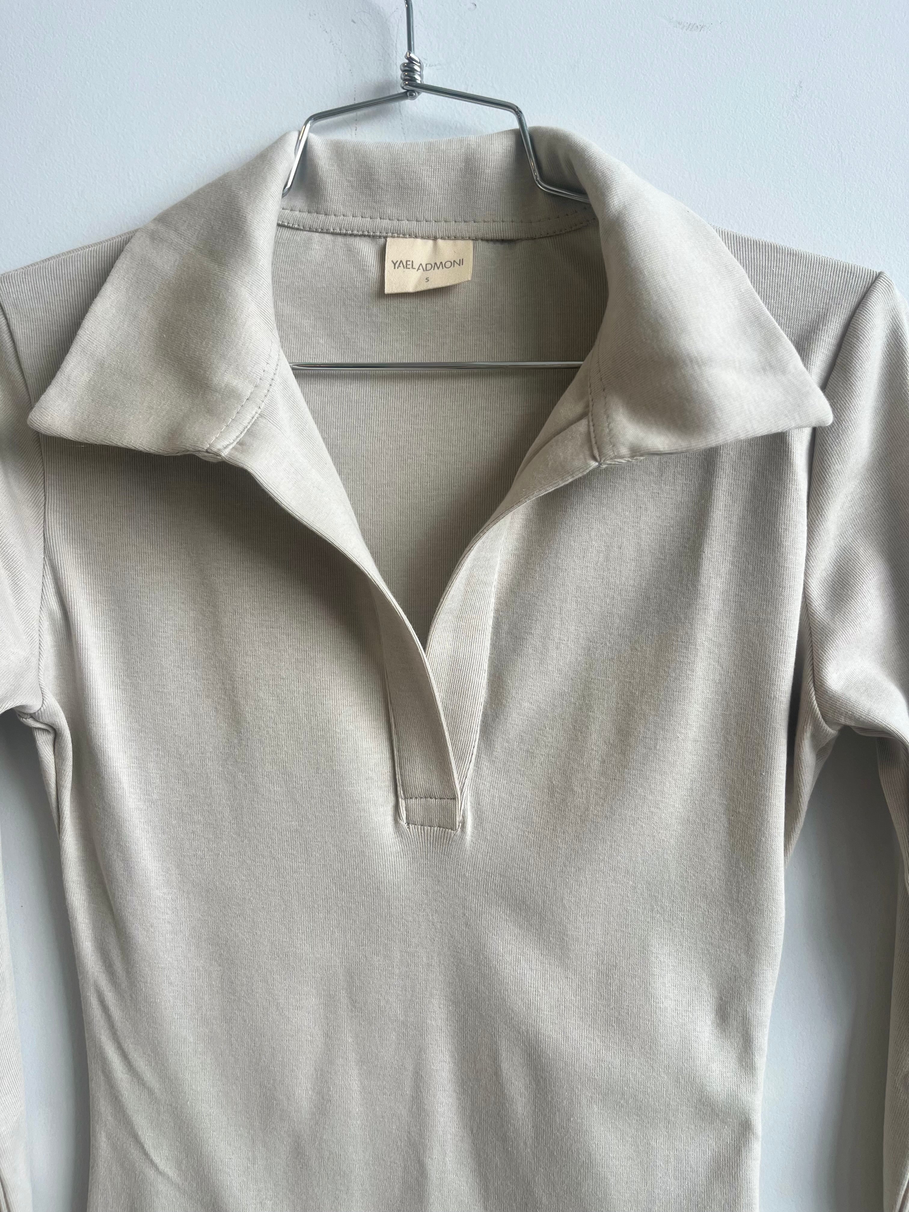 חולצת אלכס בצבע אבן