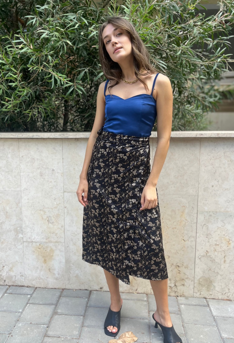 חצאית לי מעטפת שחורה פרינט פרחוני אפור חום