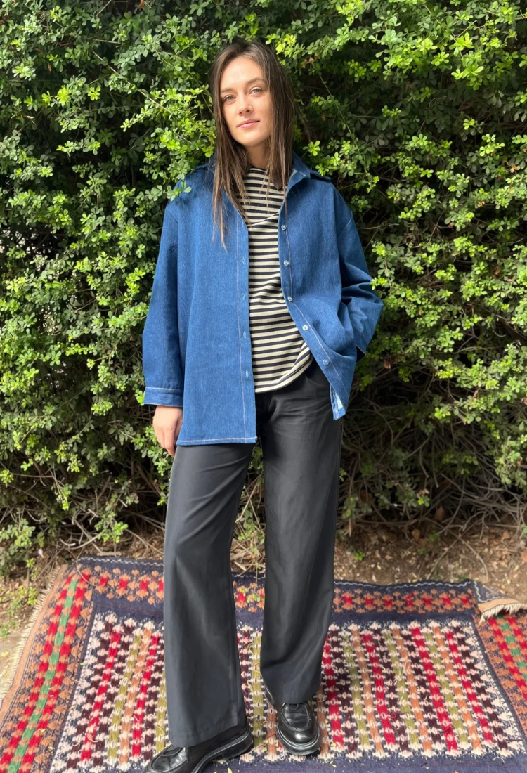 חולצת אורי ג׳ינס בצבע כחול