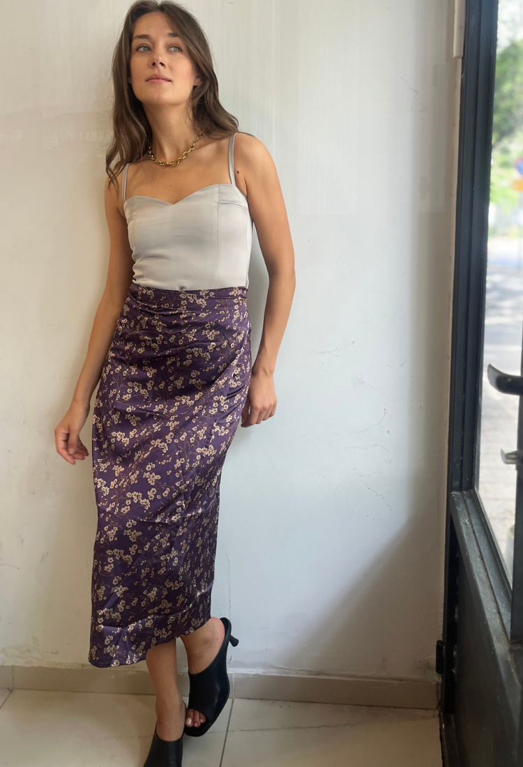 חצאית לי סגולה עם פרינט פרחים בצבע אפור כסף