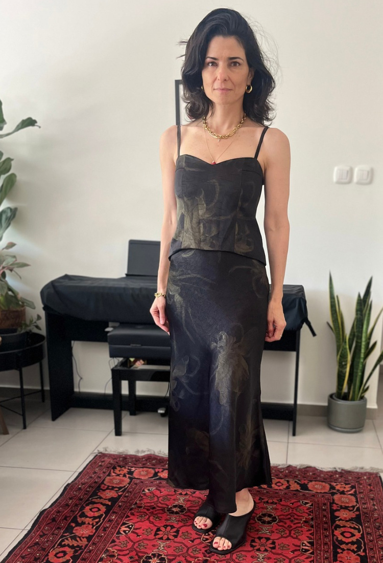 סט של חצאית ג'זמין וטופ זואי בצבע שחור עם פרינט של פרחים בצבע אפור