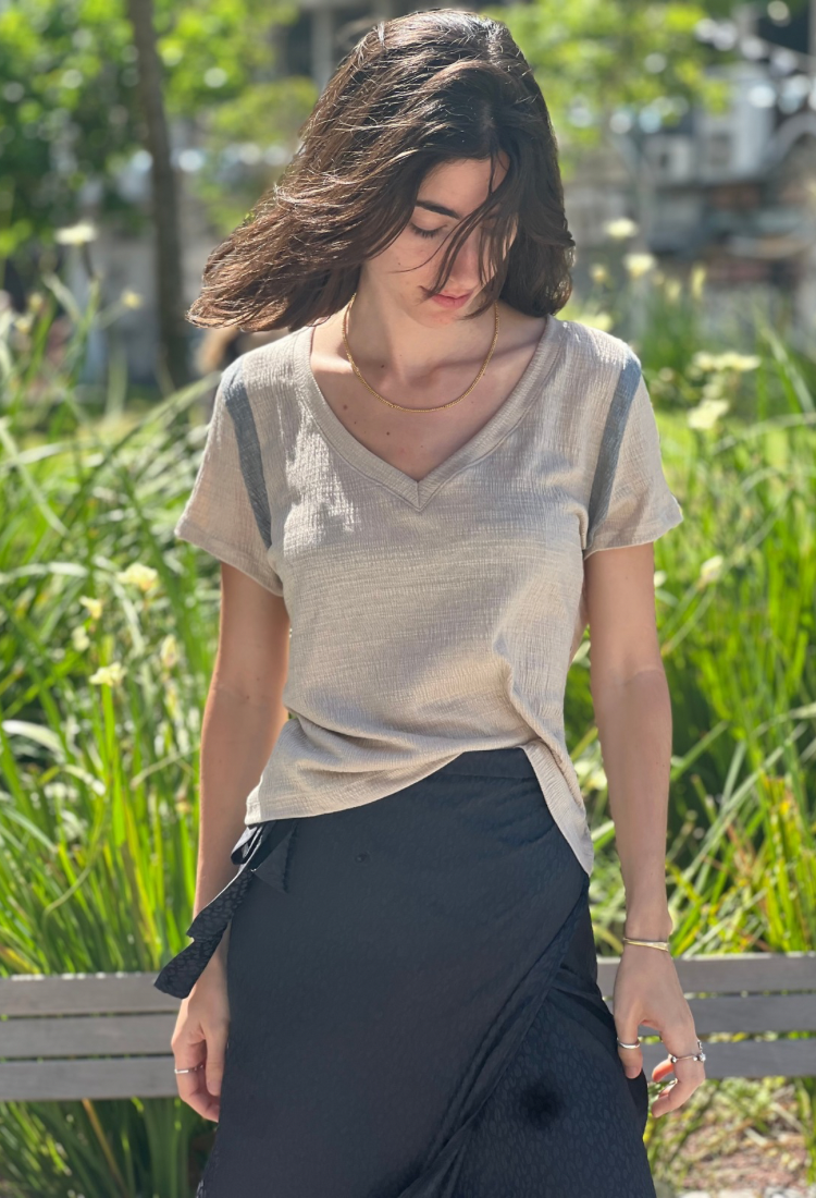 חולצת דידי בצבע אבן עם שילוב של אפור