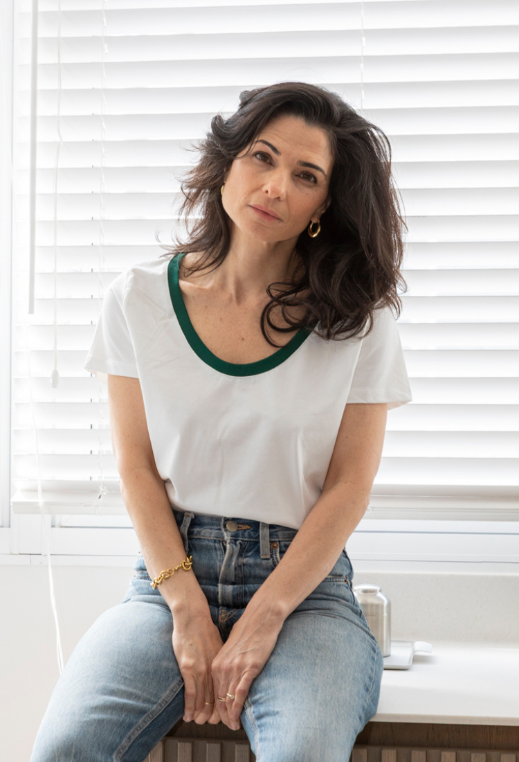 חולצת איילת לבנה מפתח ירוק