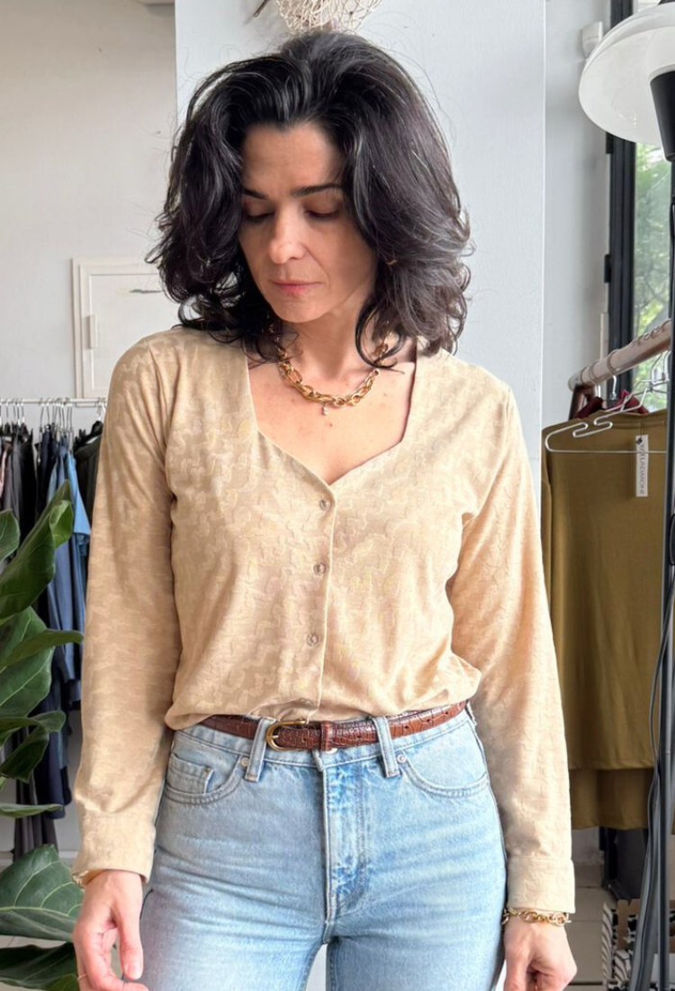 חולצת ליאוני שרוול ארוך במבע חום בהיר
