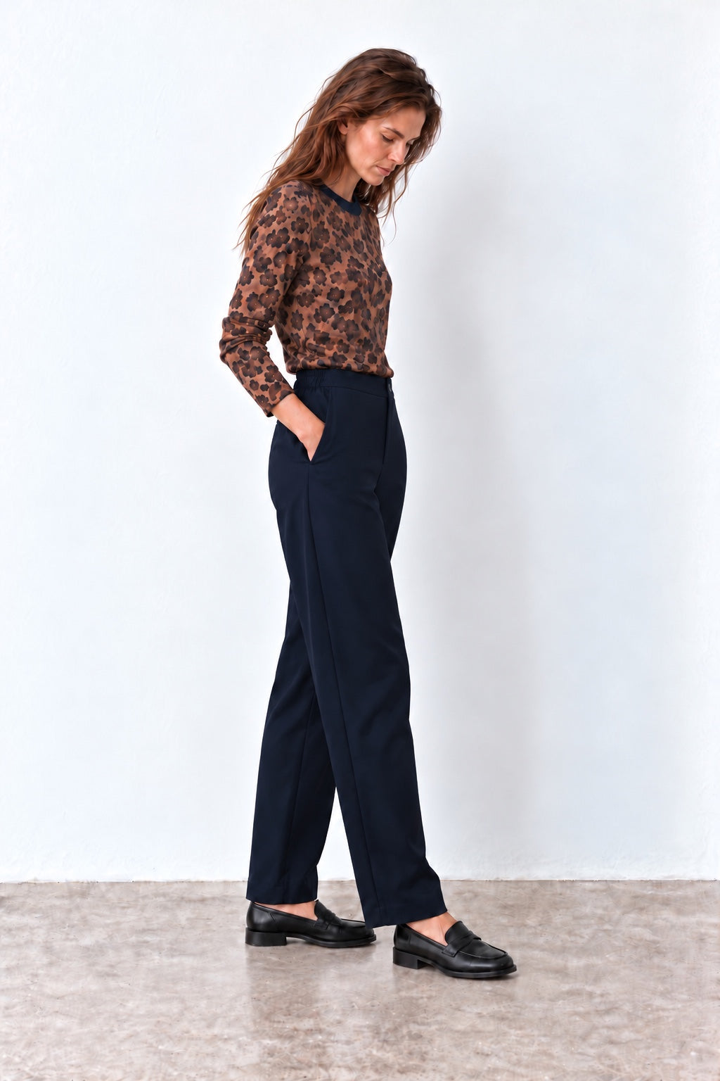 Michal dark navy trousers – side view on model