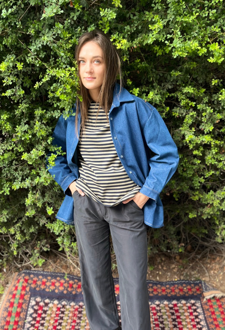 חולצת אורי ג׳ינס בצבע כחול