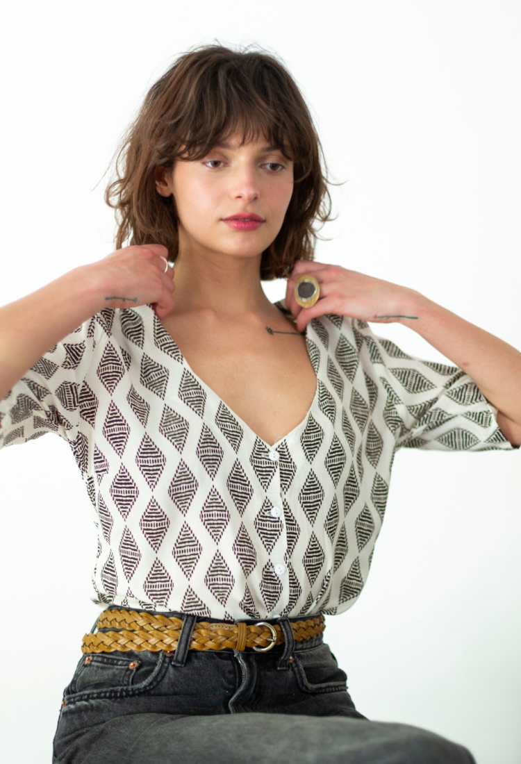 חולצת ליוני פרינט גיאומטרי בצבע אבן חום