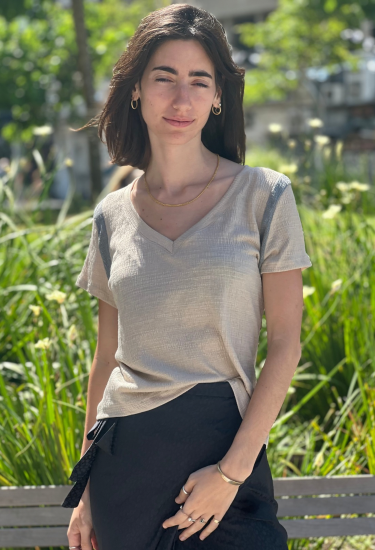 חולצת דידי בצבע אבן עם שילוב של אפור