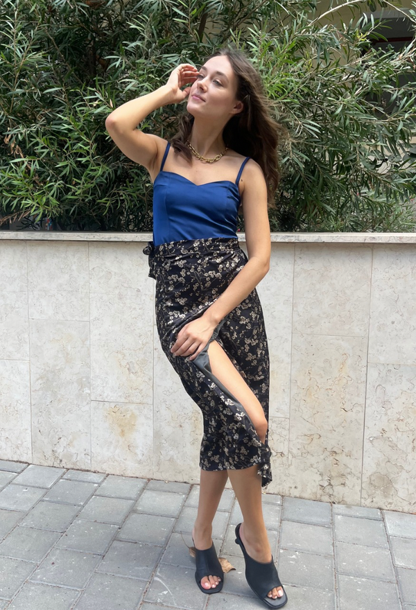 חצאית לי מעטפת  שחורה פרינט פרחוני אפור חום