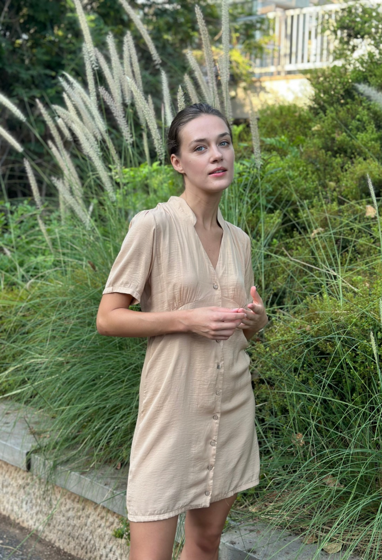 שמלת לי בצבע קאמל