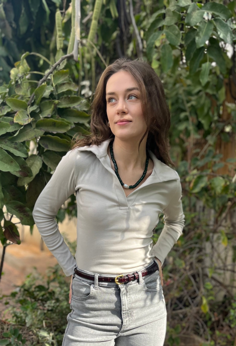 חולצת אלכס בצבע אבן