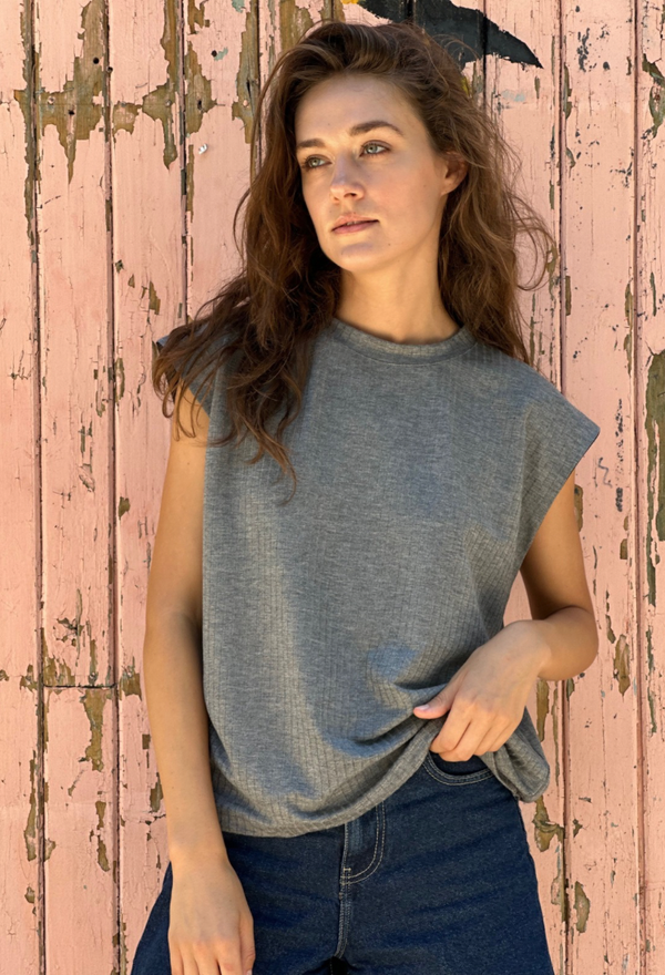 Gili gray sleeveless shirt