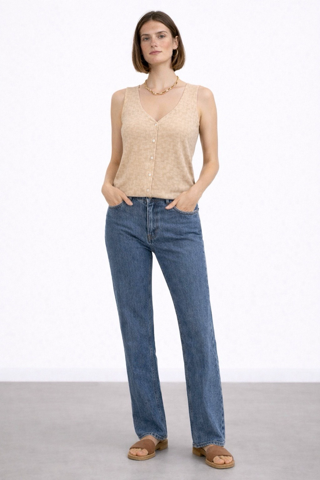 חולצת ליאוני בג׳ ללא שרוולים