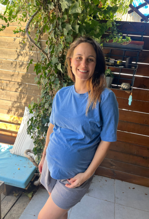 בר בחולצת בילי כחול ווש