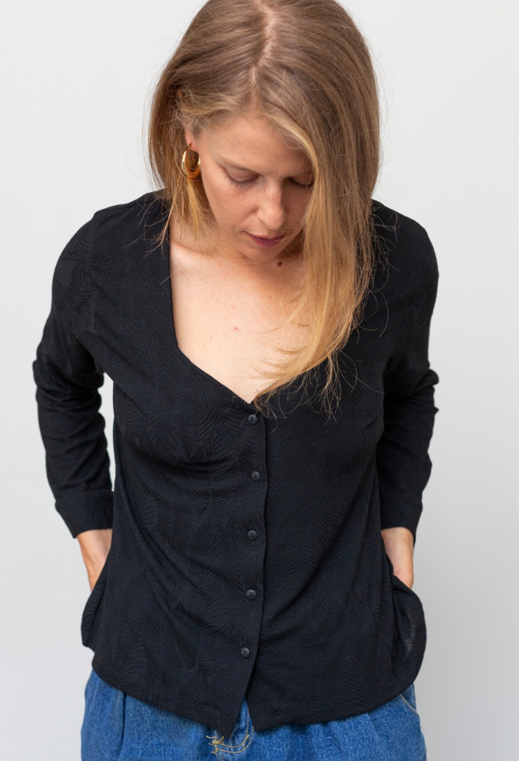 חולצת ליאוני שחורה