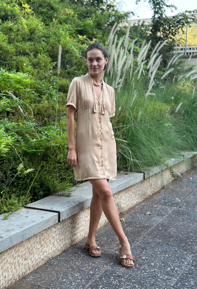 שמלת לי בצבע קאמל