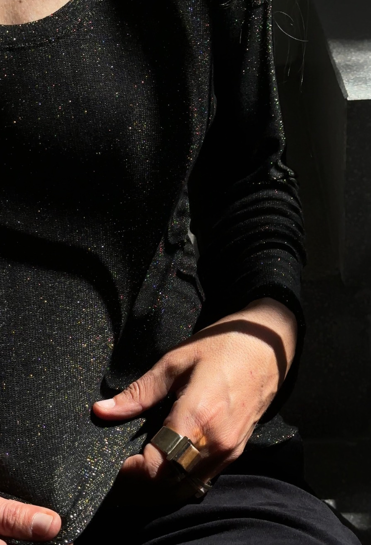 חולצת איילת לורקס שחור זהב