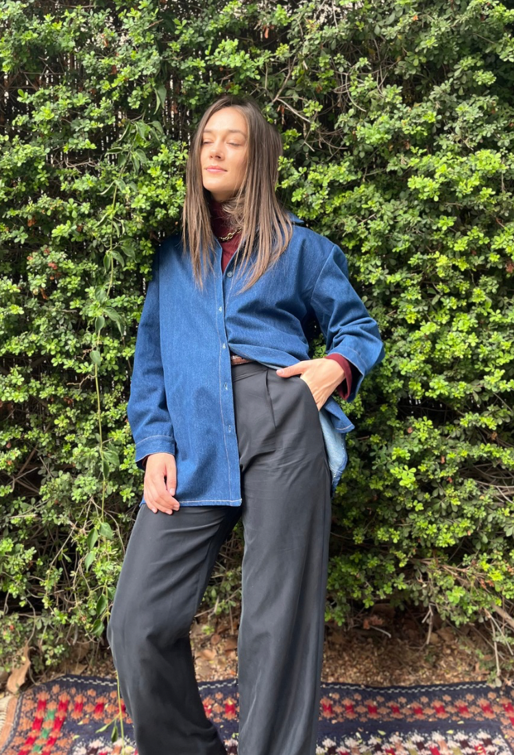 חולצת אורי ג׳ינס בצבע כחול