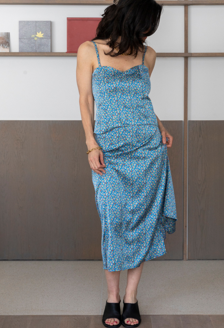 חצאית לי מעטפת בצבע תכלת עם הדפס פרחוני