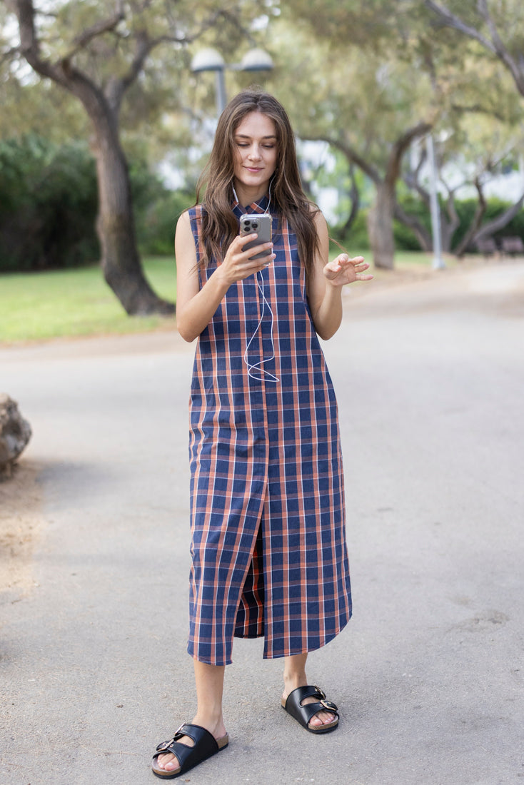 שמלת מיה  מקסי משבצות כחול אדום