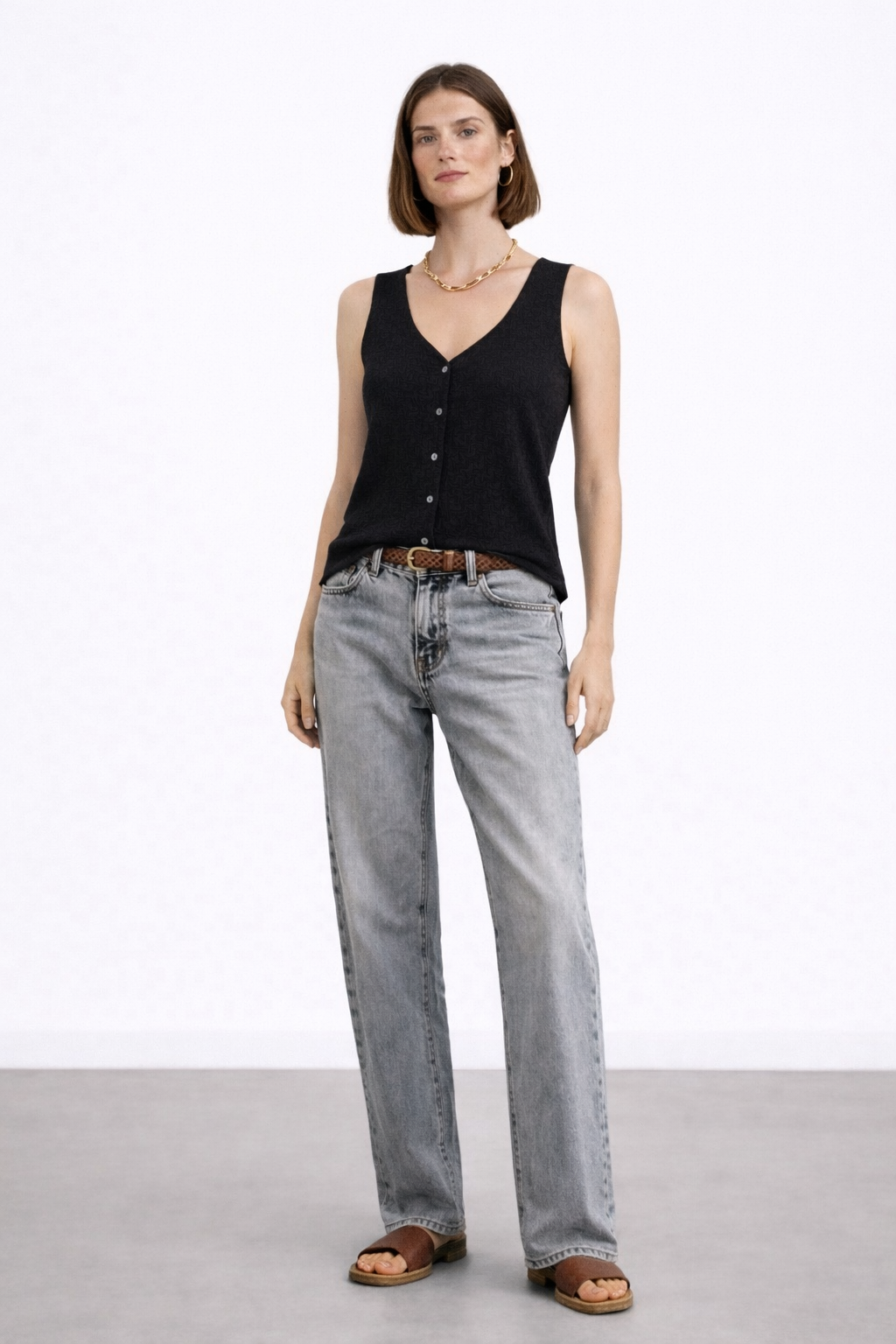 חולצת ליאוני שחורה ללא שרוולים