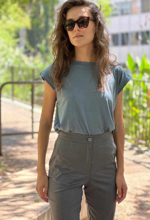 Gili dark gray sleeveless shirt