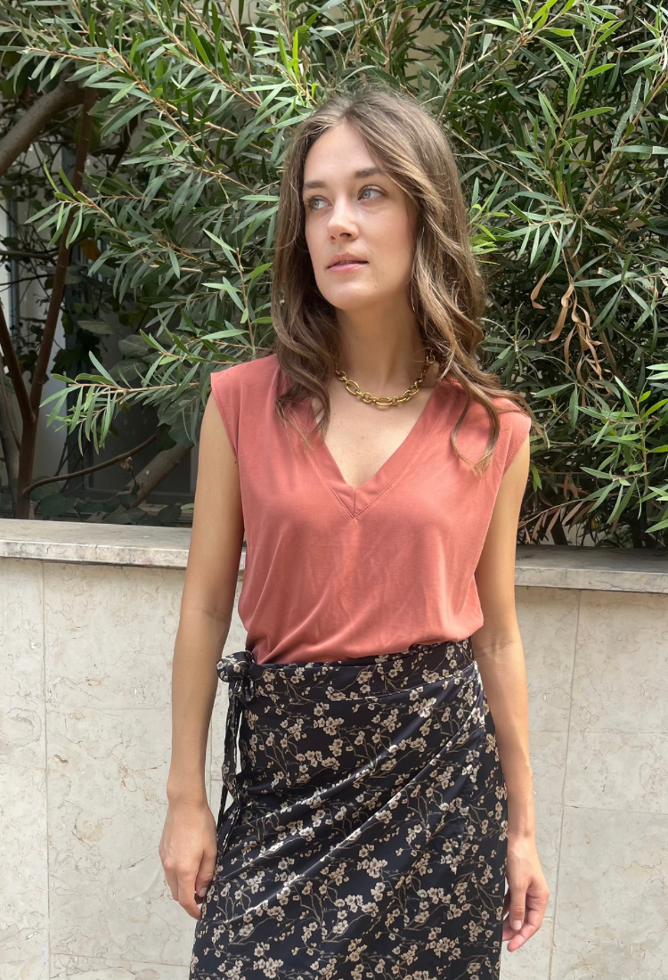 Elli sleeveless  dark red v shirt