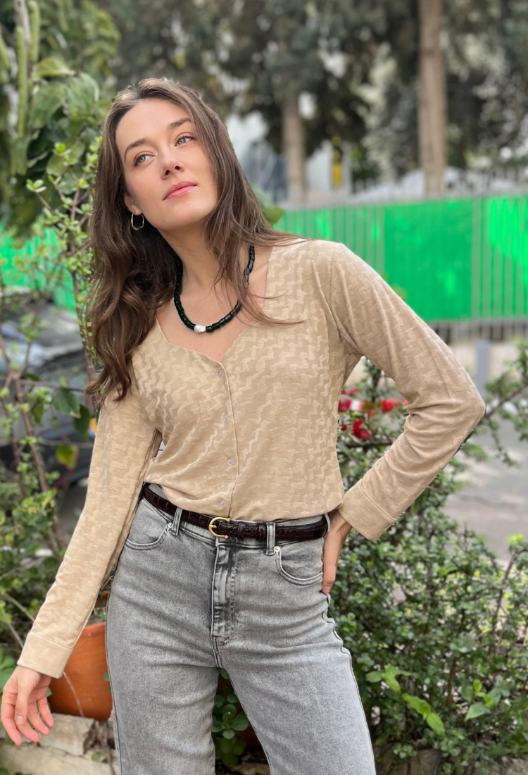 חולצת ליאוני שרוול ארוך במבע חום בהיר