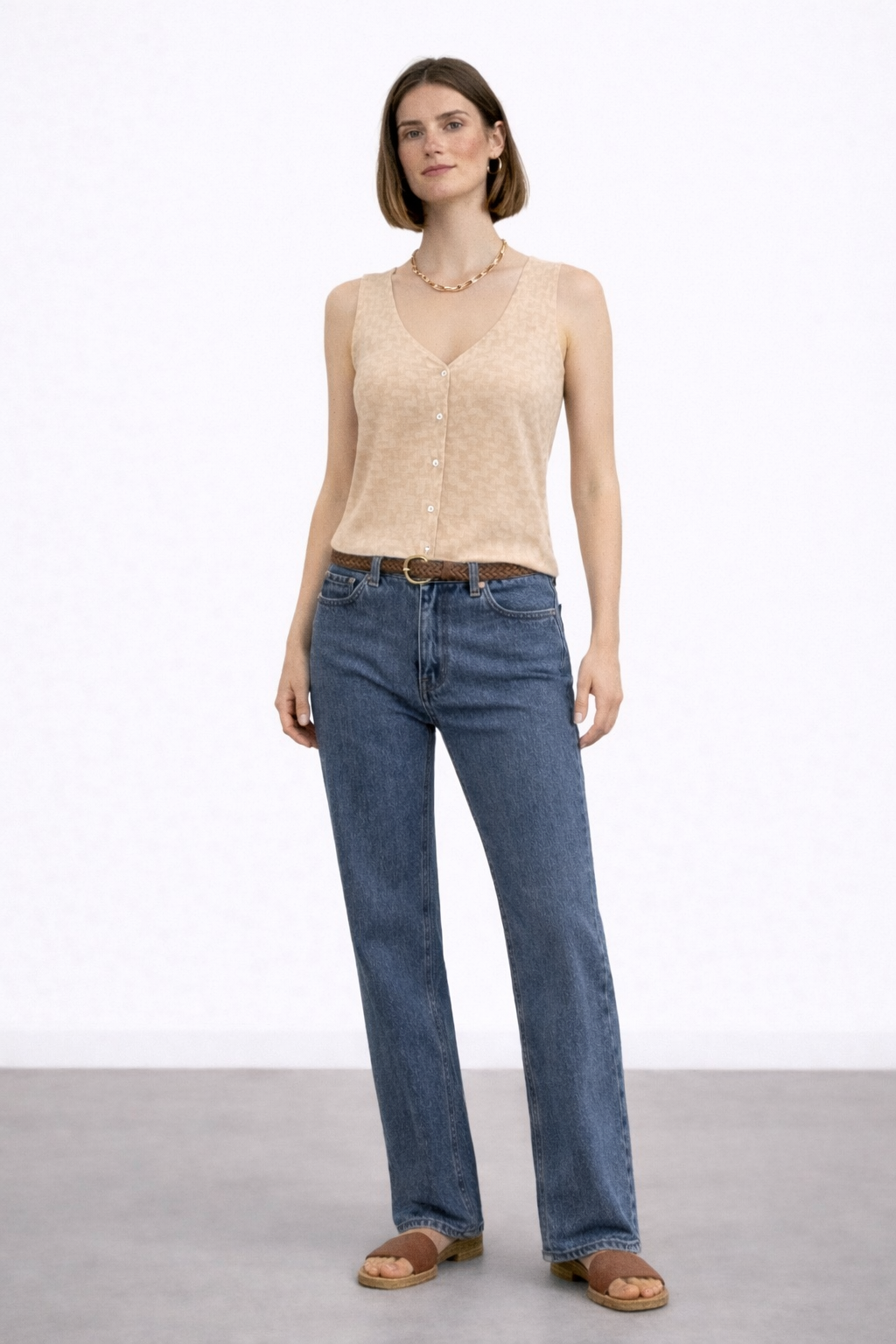 חולצת ליאוני בג׳ ללא שרוולים