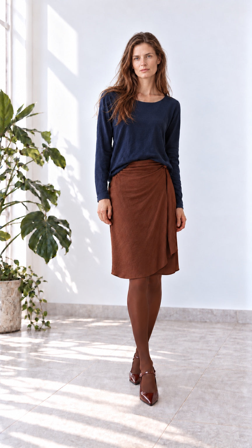 דוגמנית בחצאית מעטפת חומה – SKIRTS