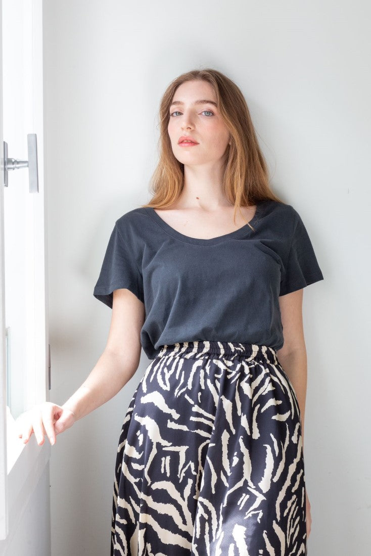 Eyelet black a round neckline  hirt